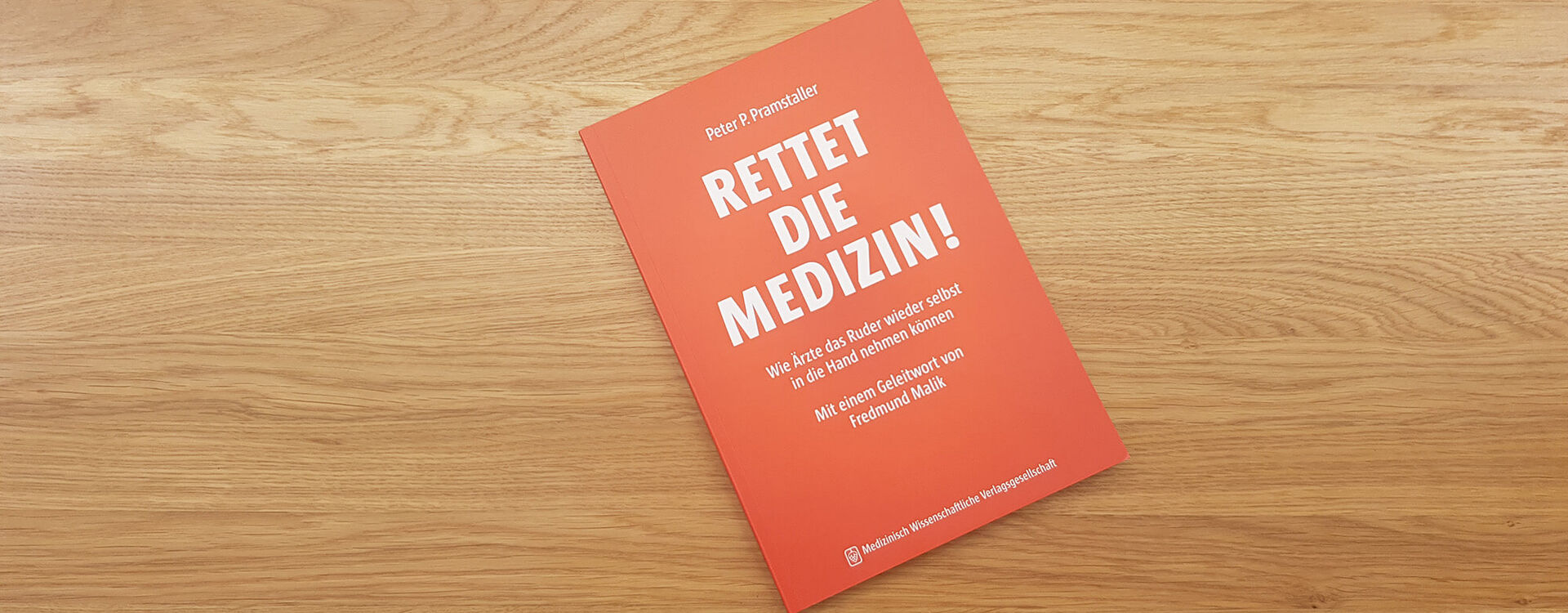 Agentur lege artis Das Buch "Rettet die Medizin" liegt auf einem Tisch